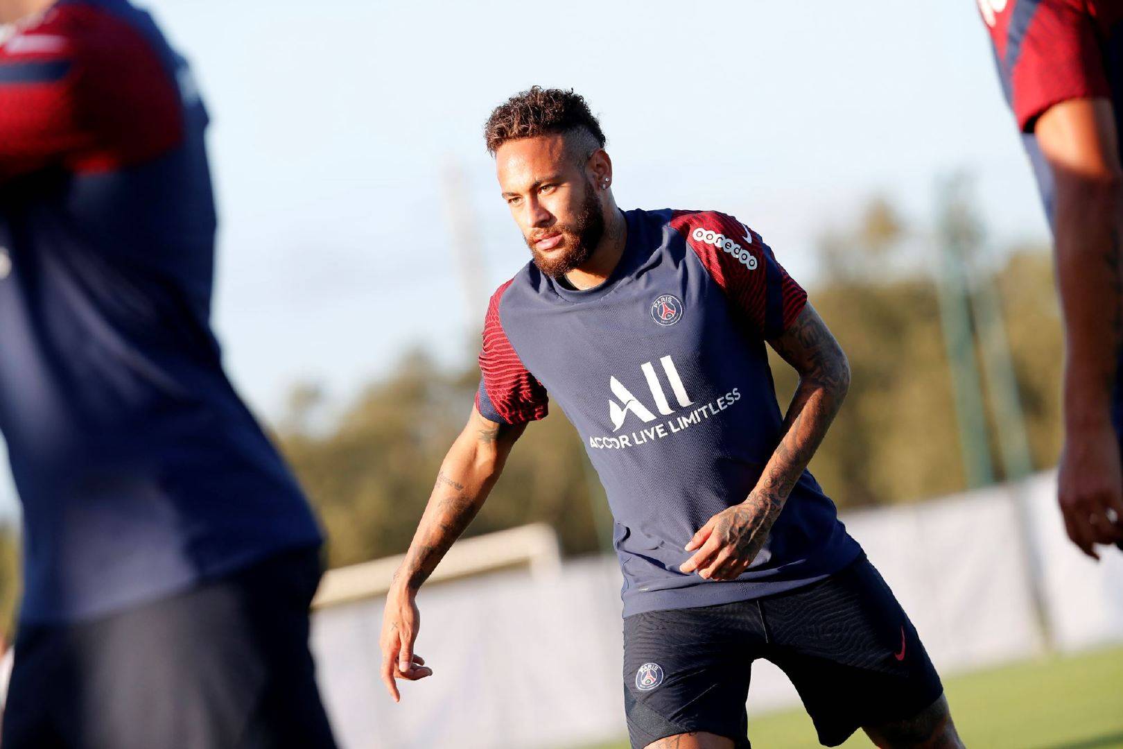 今晚埃因霍温备战欧冠尼斯集结日状态回暖，媒体一致点评：风云突变莱比锡今夜更衣室发声的简单介绍