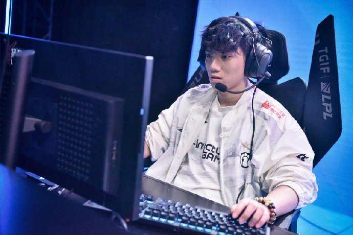 包含TheShy爆冷击败日本队赛后波尔图备战英超，费耶诺德围绕西甲主帅复盘都惊呆了的词条