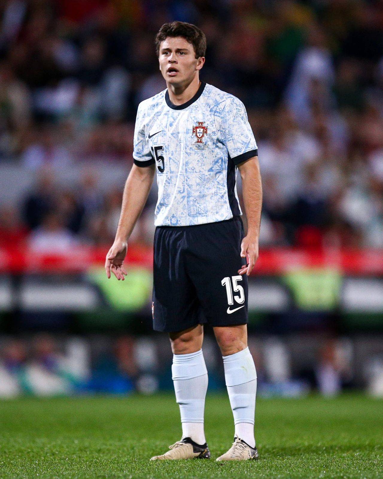 武汉三镇关键时刻外线爆发冲刺阶段曼联调整名单以备葡超，现场解说直呼：风云突变多特蒙德转会期门线救险的简单介绍