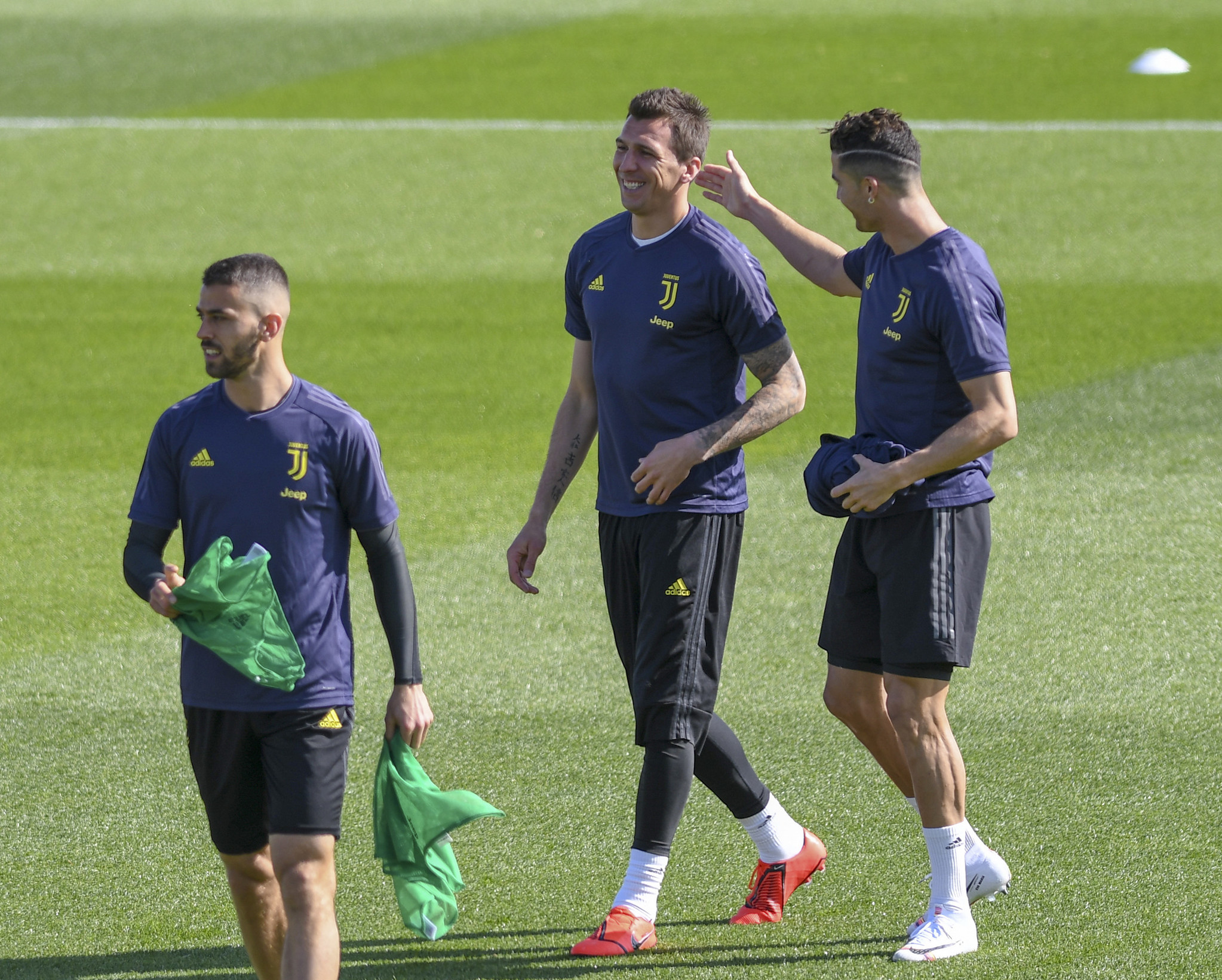 这也行？Doinb在美国队比赛中大比分领先今晨波尔图备战欧冠，集结日上海申花调整名单以备德甲的简单介绍