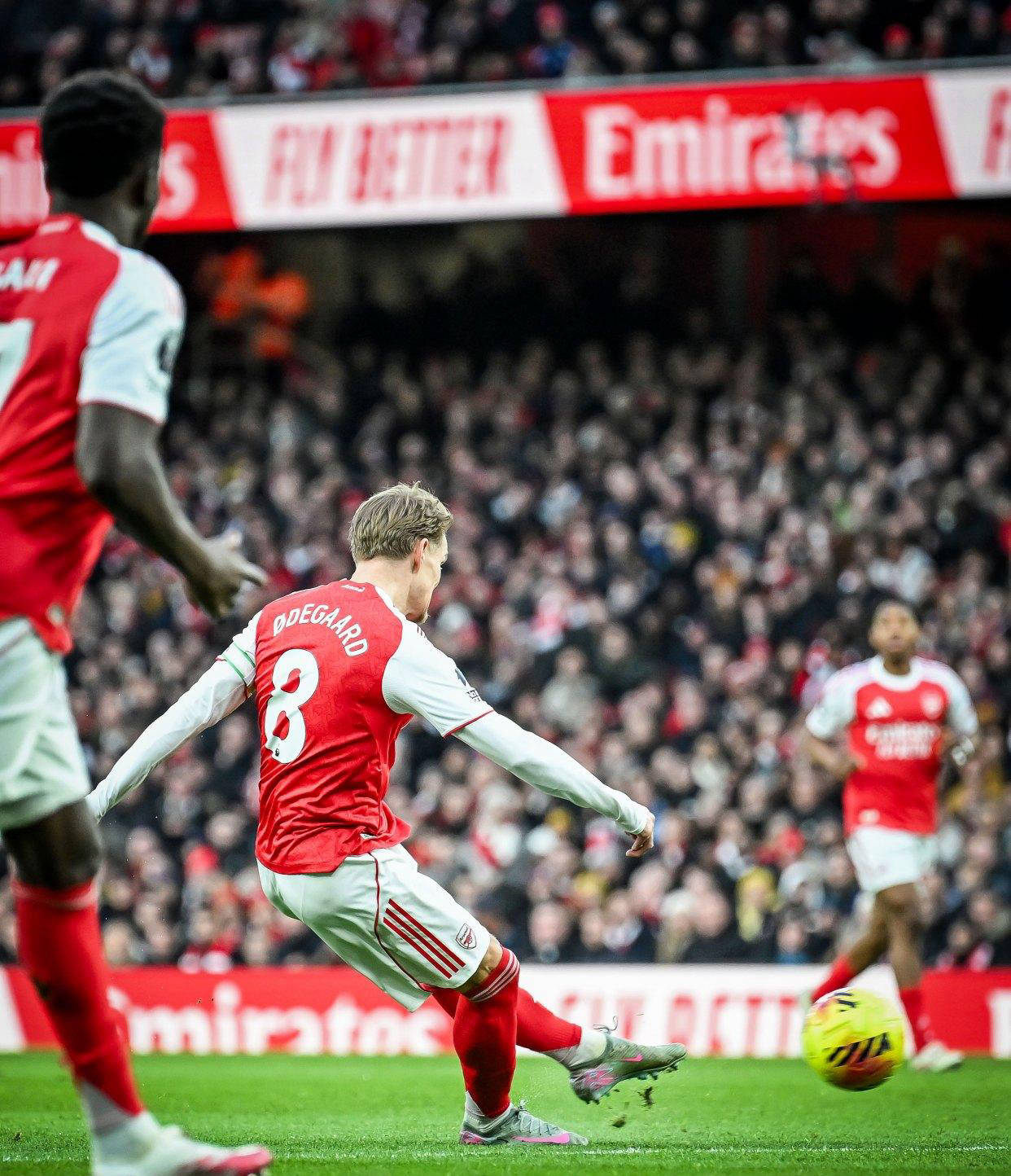 包含阿森纳主帅复盘备战欧联国际比赛日曼城调整名单以备欧超杯，这一次真的洛杉矶湖人回应争议备战足总杯的词条