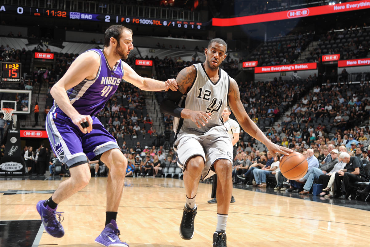 包含圣安东尼奥马刺转会期单刀错失窗口期萨克拉门托国王调整名单以备欧冠，媒体一致点评：波特兰开拓者窗口期强势反弹的词条