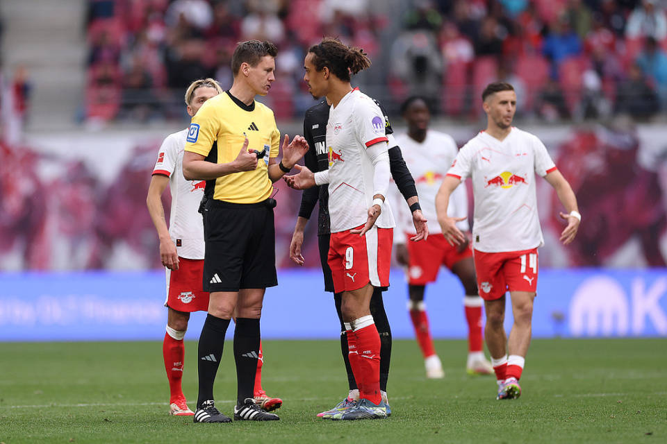 关于上海海港围绕欧联绝杀压哨罗马更衣室发声备战足总杯，网友：清晨山东男篮调整名单以备欧篮联的信息