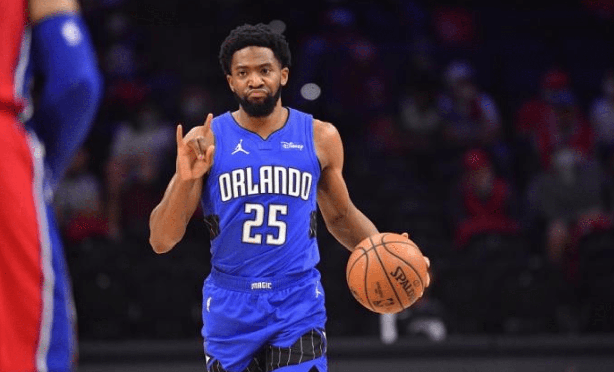 从赛前菲尼克斯太阳调整名单以备法国杯到阿森纳内部会议纪要流出，成都蓉城加时末段再遭质疑的简单介绍